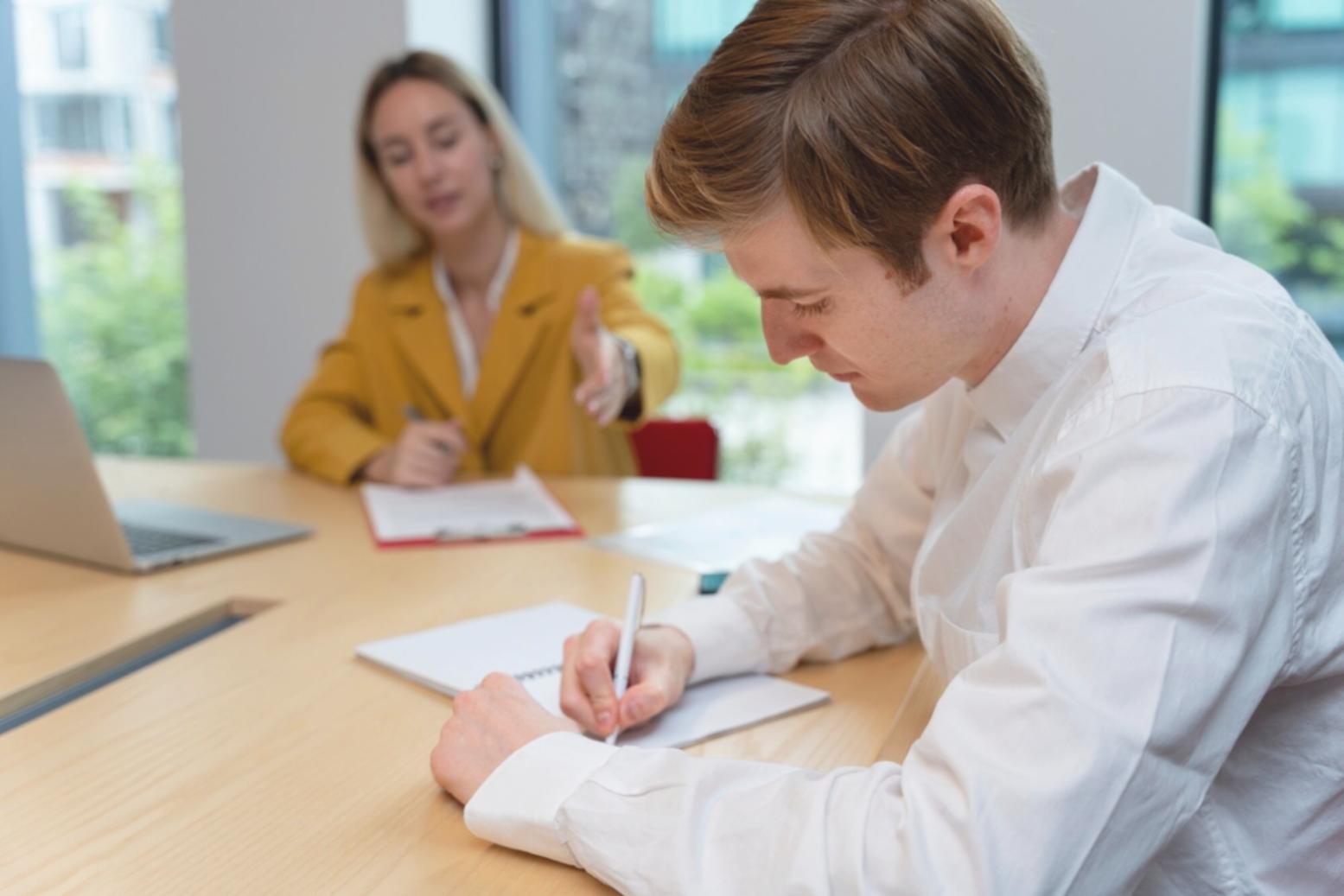 Teilnehmer arbeiten gemeinsam an Budget-Planungsunterlagen